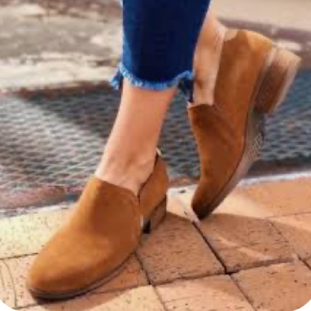 Toms Women's Tan Suede Slip-On Loafers.  Excellent condition!!